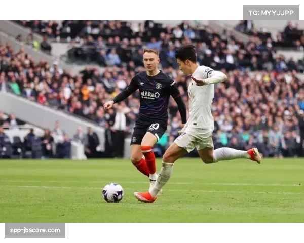 场边镜头:卢顿主帅爱德华兹激情指挥,球队最终绝平比赛 场边镜头:卢顿主帅爱德华兹激情指挥,球队最终绝平比赛